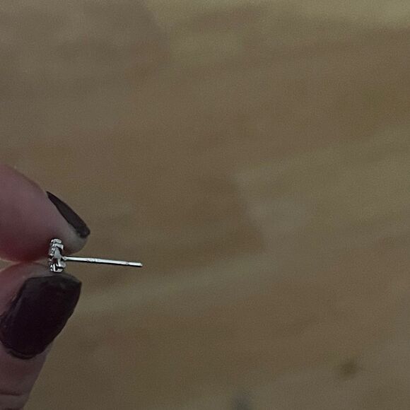 The Mini Leaf dainty stud earrings in cubic zirconia and 925 - Picture 9 of 10